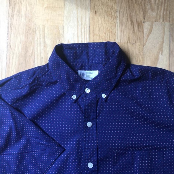 2/$35 Men’s Gap Short Sleeved Shirt 👕 - Picture 3 of 5